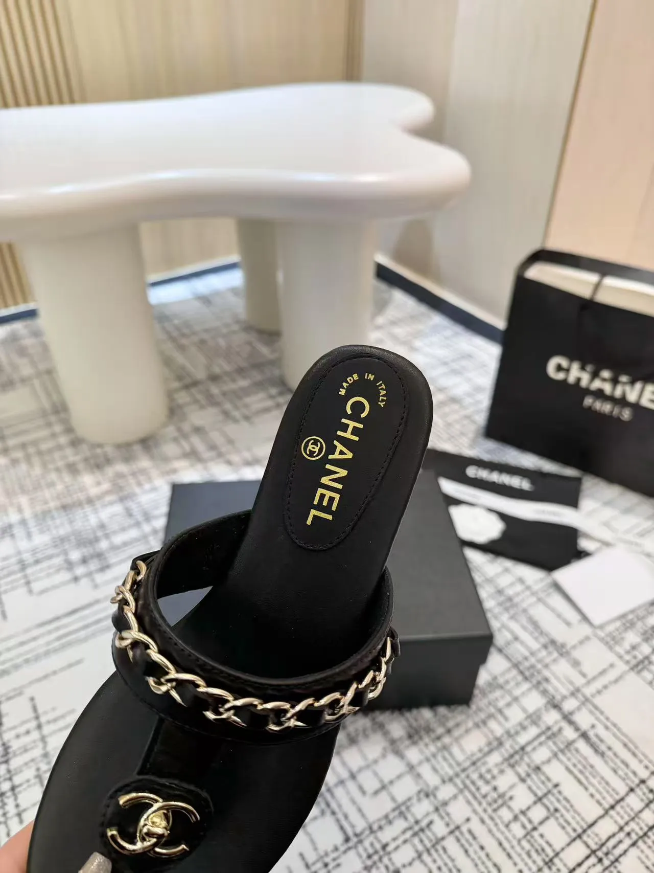 👟👟Ex-factory price 480👟👟 Top version Chanel Chanel - 2025 spring model, counter top double C sandals, this classic design; the extraordinary double C incorporates a variety of color elements... The diversified mix and match is very beautiful and versatile, very light on the foot, comfortable, super delicate and elegant, and can be used outdoors... ꫛꫀꪝ Go➫ Material: ❶Upper made of: Original imported sheepskin ❷Inner lining: Original sheepskin lining ❸Outsole based on: Original Italian genuine leather outsole Counter boutique packaging complete set for women 35–40 (customized for 41) 3 colors available (black, white, apricot)